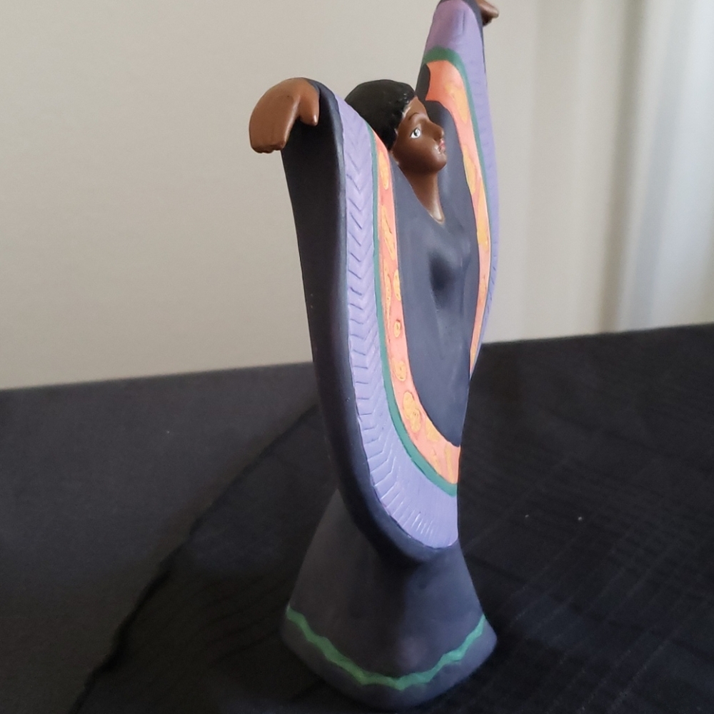 K's Collection Native Lady Figurine. - Picture 6 of 8